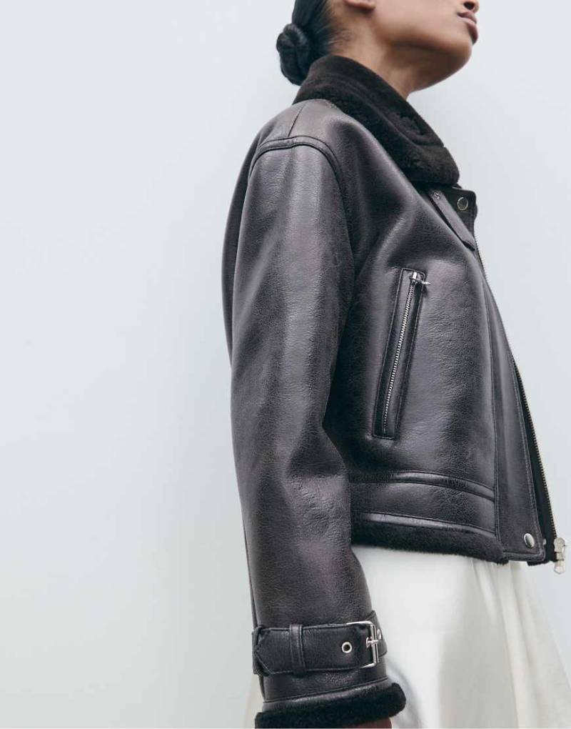 Stradivarius - Kurze Doubleface-Jacke in Schwarz von Stradivarius