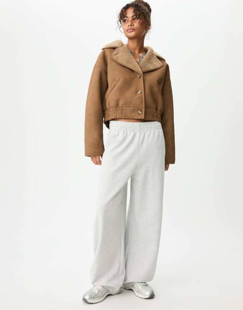 Stradivarius - Kurze Doubleface-Jacke in Steinbeige-Weiß von Stradivarius