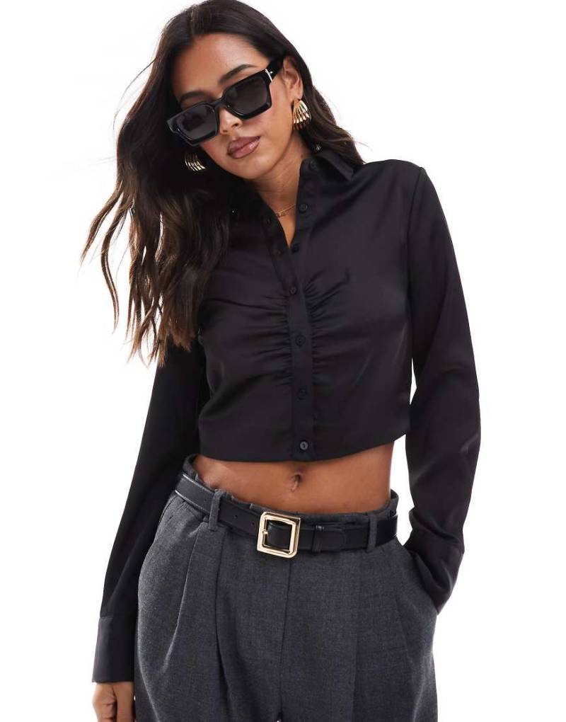 Stradivarius - Kurze Hemdbluse in Schwarz mit Raffung von Stradivarius