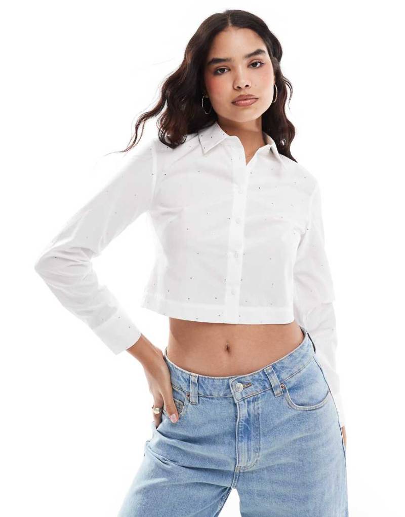 Stradivarius - Kurze Hemdbluse in Weiß mit Strassverzierung von Stradivarius