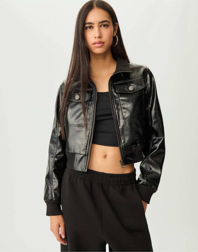 Stradivarius - Kurze Jacke in Schwarz mit Ledereffekt und Knöpfen von Stradivarius