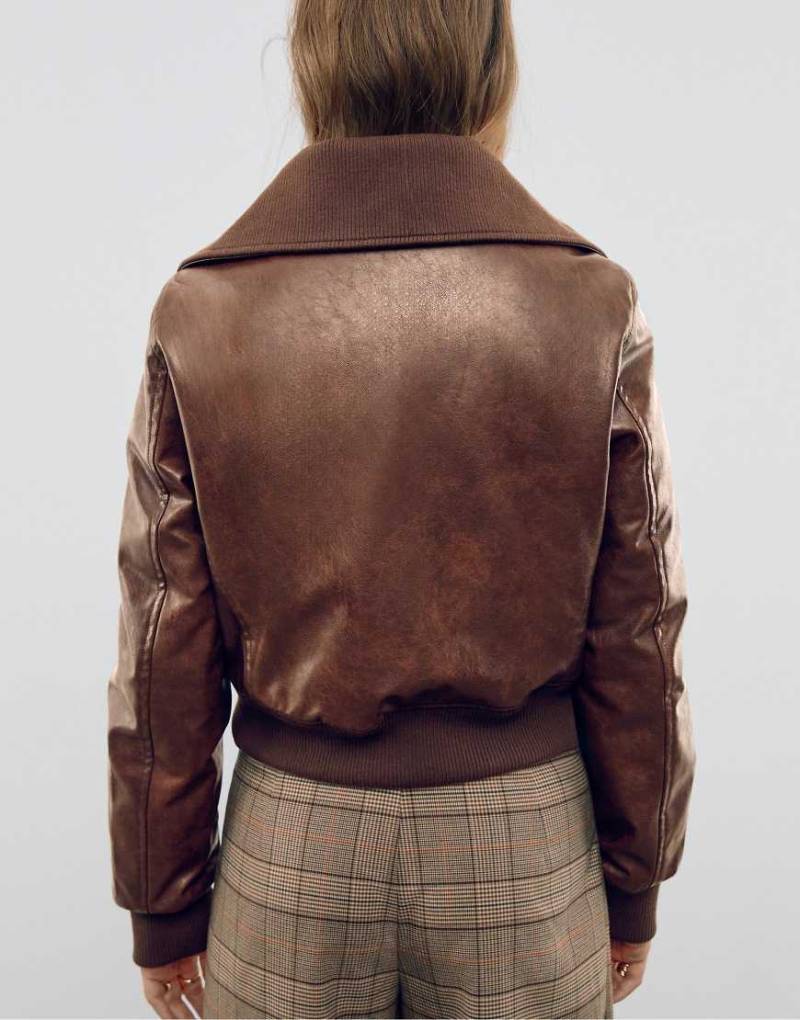 Stradivarius - Kurze Jacke in brauner Lederoptik mit Taschen-Brown von Stradivarius