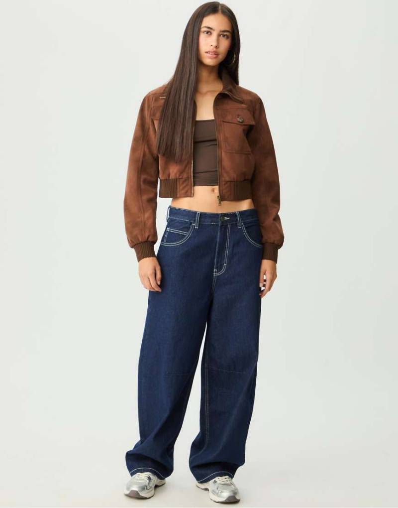 Stradivarius - Kurze Jacke in brauner Lederoptik mit Taschen-Brown von Stradivarius