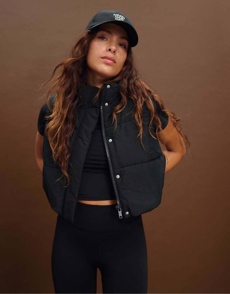 Stradivarius - Kurze Pufferweste in Schwarz von Stradivarius