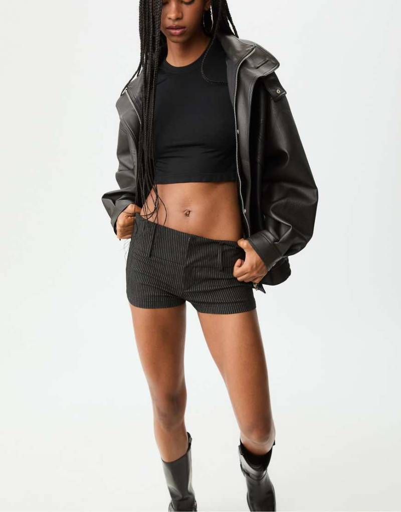 Stradivarius - Kurze elegante Shorts in Schwarz mit Streifen von Stradivarius