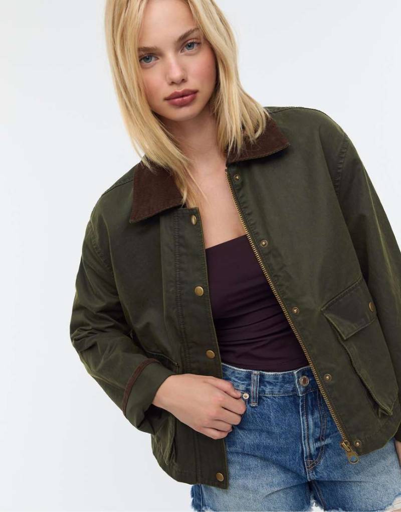 Stradivarius - Kurzer, gewachster Parka in Khaki mit Kontrastdetails-Grün von Stradivarius