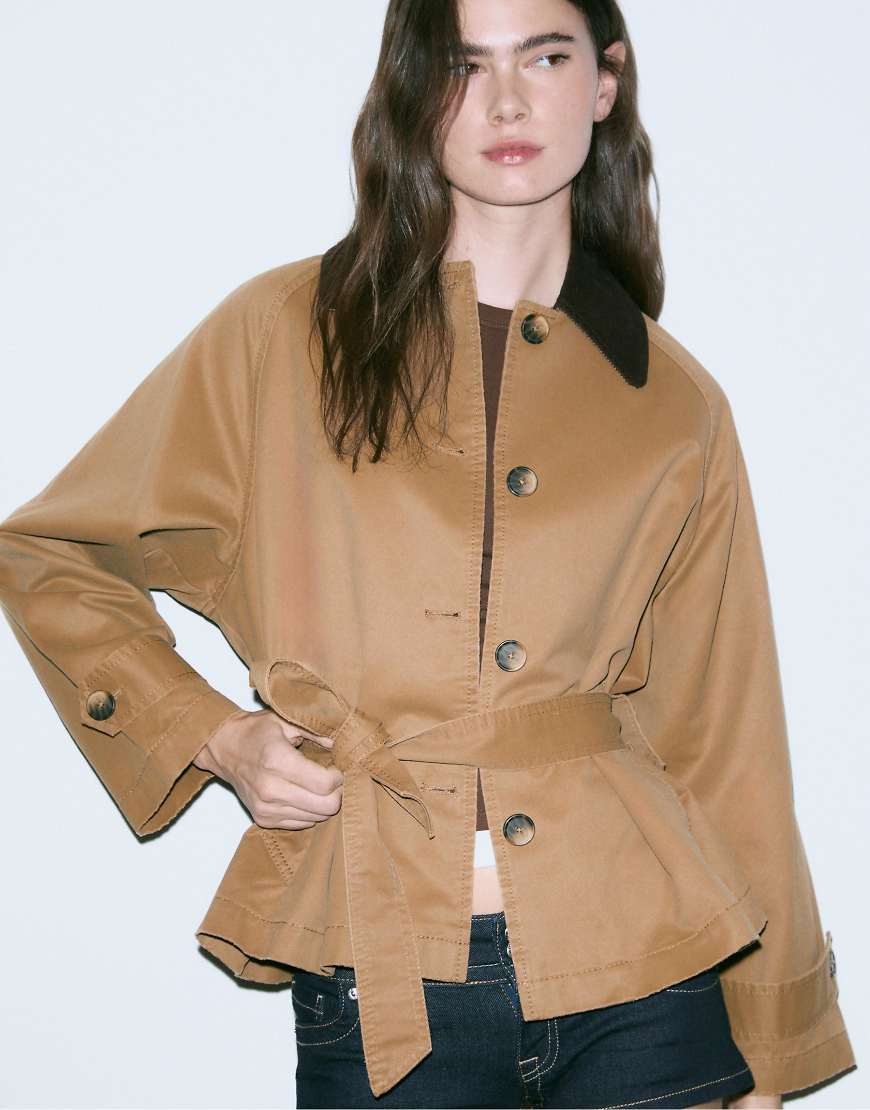 Stradivarius - Kurzer, gewachster Trenchcoat in Camel mit Gürtel-Brown von Stradivarius