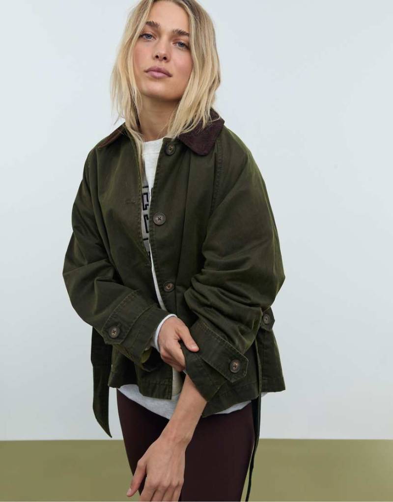 Stradivarius - Kurzer, gewachster Trenchcoat in Khaki mit Gürtel-Grün von Stradivarius