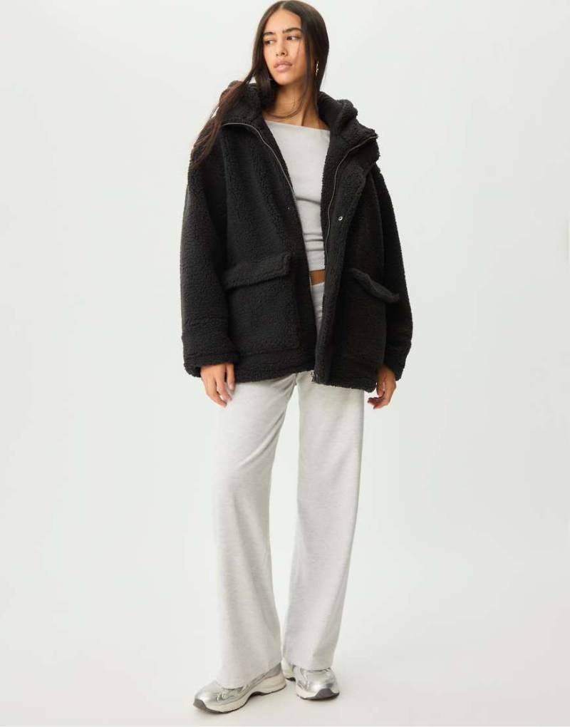 Stradivarius - Kurzer Mantel aus Lammfellimitat in Grau von Stradivarius