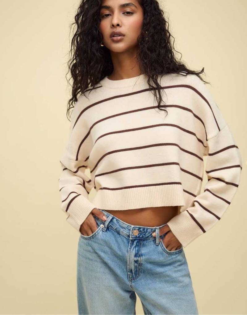 Stradivarius - Kurzer Strickpullover in Vanille mit Streifen-Weiß von Stradivarius