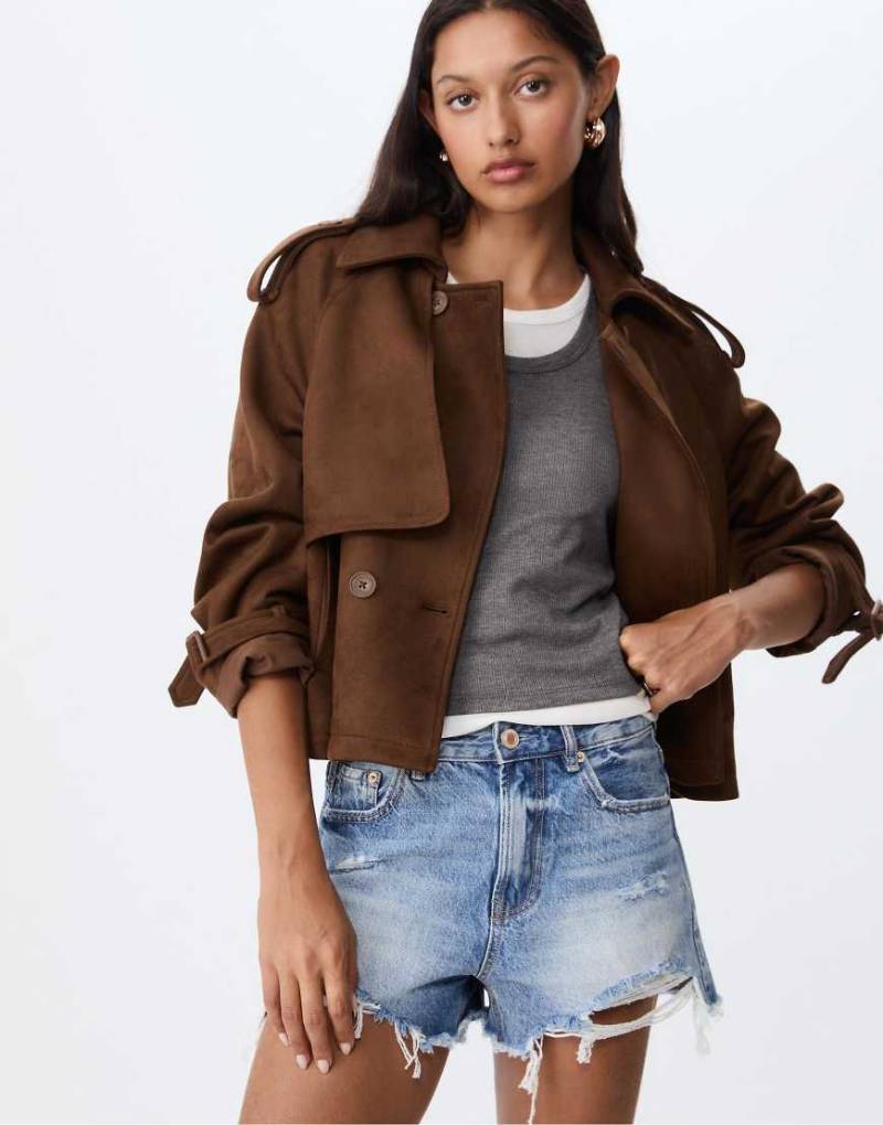 Stradivarius - Kurzer Trenchcoat aus Wildlederimitat in Braun-Brown Stradivarius - Kurzer Trenchcoat aus Wildlederimitat in Braun-Brown von Stradivarius