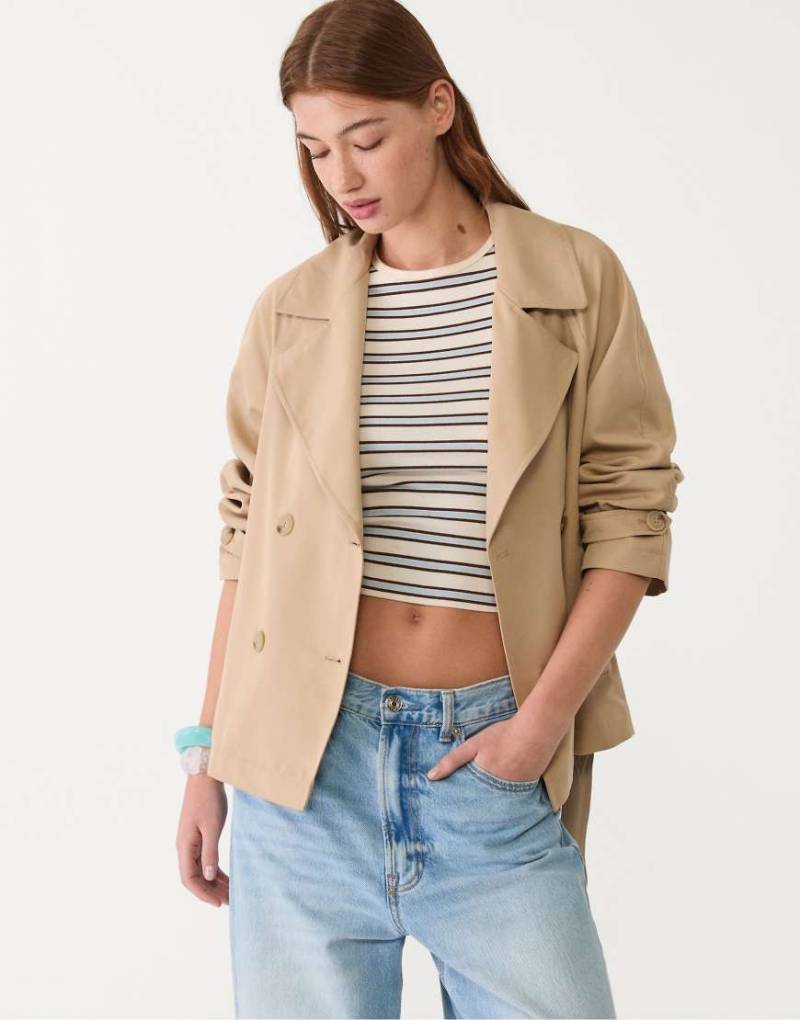 Stradivarius - Kurzer Trenchcoat aus fließendem Material in Creme mit Gürtel-Neutral Stradivarius - Kurzer Trenchcoat aus fließendem Material in Creme mit Gürtel-Neutral von Stradivarius