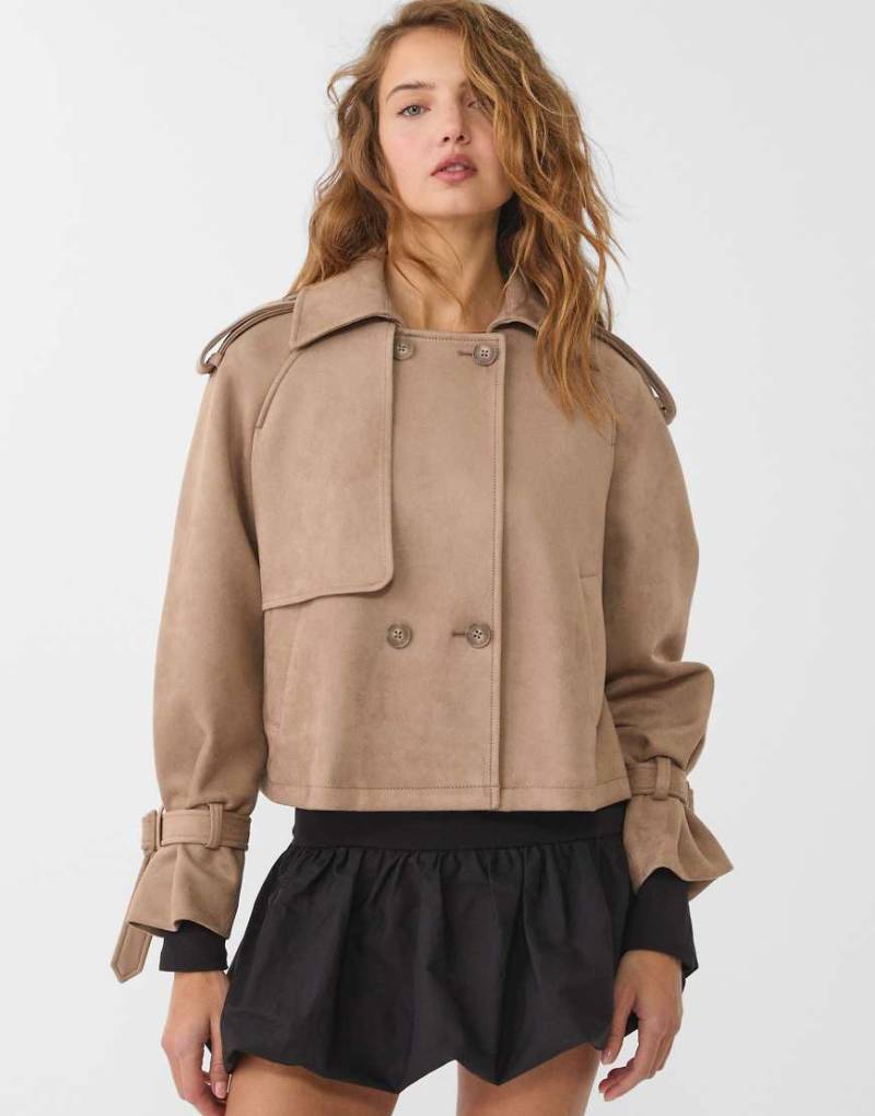 Stradivarius - Kurzer Trenchcoat in Karamell aus Wildlederimitat-Braun von Stradivarius