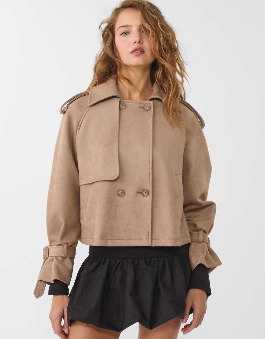 Stradivarius - Kurzer Trenchcoat in Karamell aus Wildlederimitat-Braun von Stradivarius