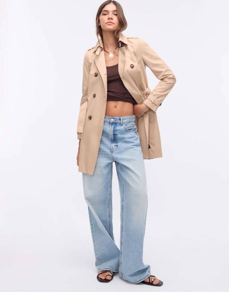 Stradivarius - Kurzer Trenchcoat in Steinbeige-Weiß von Stradivarius