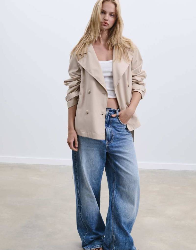 Stradivarius - - Kurzer Trenchcoat in Steinbeige mit Bindegürtel-Weiß von Stradivarius