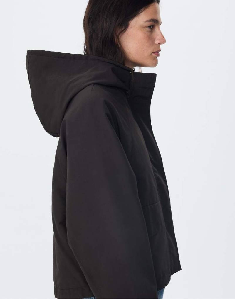 Stradivarius - Kurzer funktionaler Parka in Schwarz mit Kapuze von Stradivarius