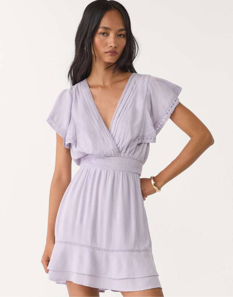 Stradivarius - Kurzes, fließendes Kleid in Flieder mit Rüschen-Lila von Stradivarius