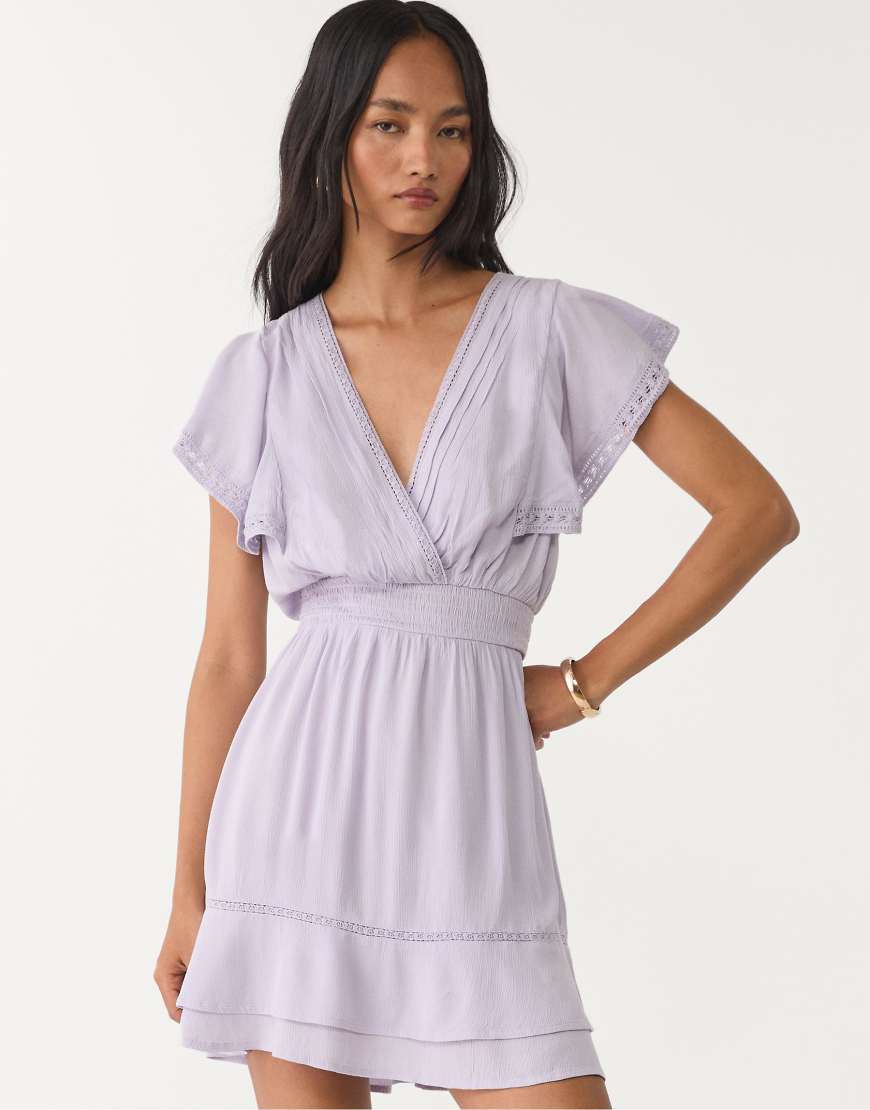 Stradivarius - Kurzes, fließendes Kleid in Flieder mit Rüschen-Lila Stradivarius - Kurzes, fließendes Kleid in Flieder mit Rüschen-Lila von Stradivarius