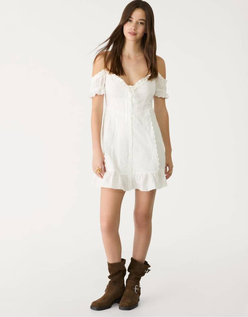 Stradivarius - Kurzes, fließendes Kleid in Weiß mit Stickerei von Stradivarius