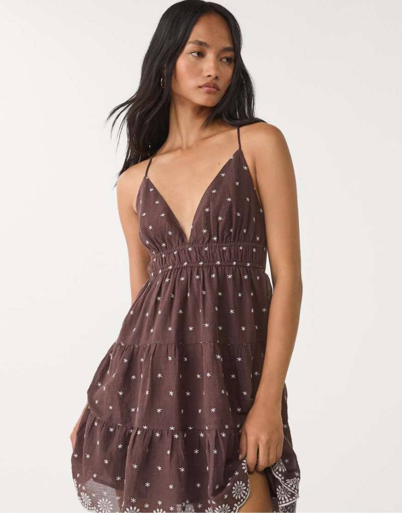 Stradivarius - Kurzes Kleid in Braun mit Stickerei von Stradivarius