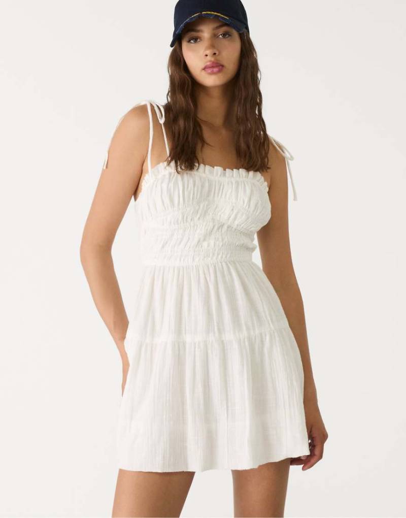 Stradivarius - Kurzes Kleid in Ecru mit Ballonsaum und elastischem Oberteil-Weiß von Stradivarius