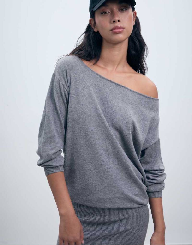 Stradivarius - Kurzes Strickkleid in Dunkelgrau mit U-Boot-Ausschnitt von Stradivarius