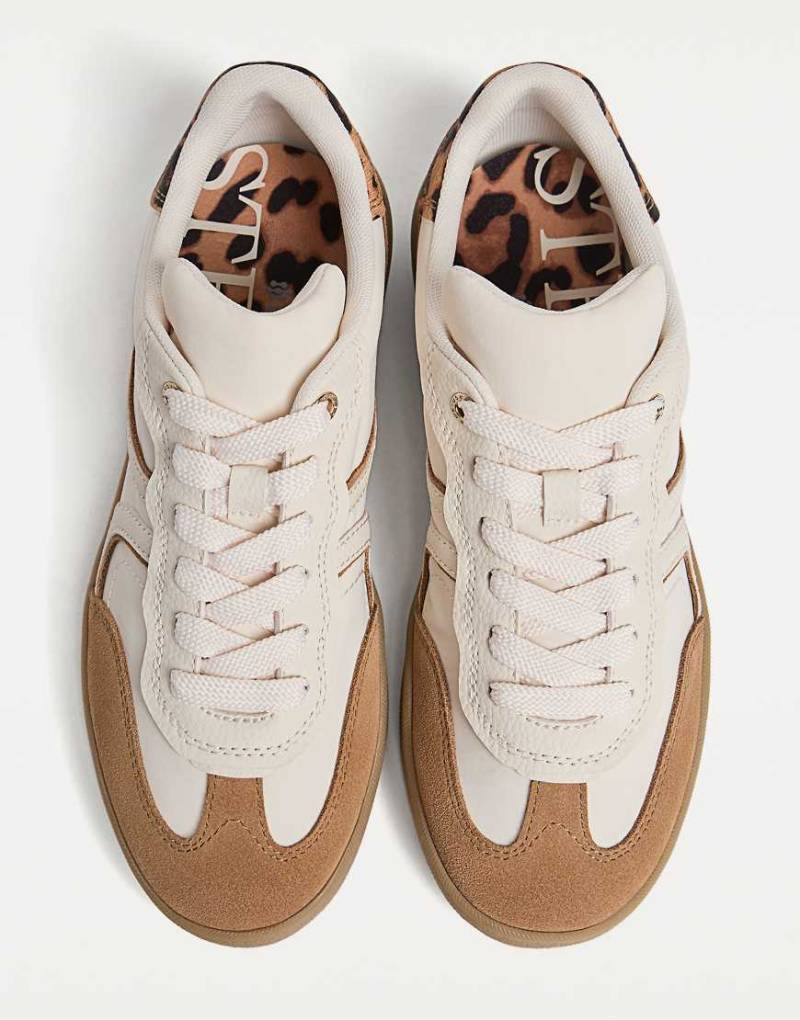 Stradivarius - Lässige Sneaker mit Print in Combined-Bunt von Stradivarius