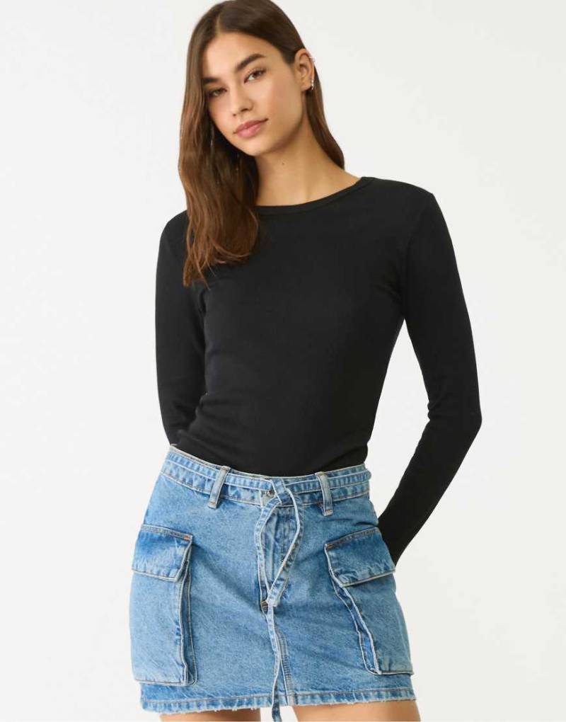 Stradivarius - Langärmliges, geripptes Shirt in Schwarz von Stradivarius