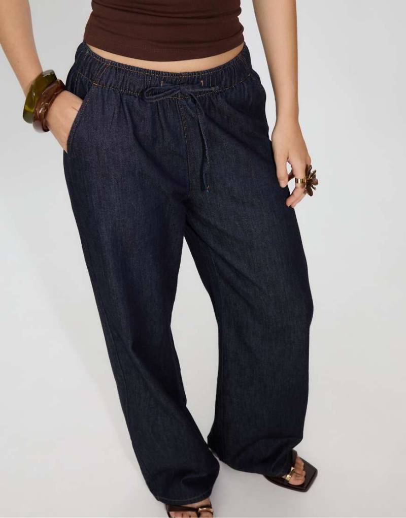Stradivarius - Lange Hose aus fließendem Denim in blauer Rinse-Waschung von Stradivarius