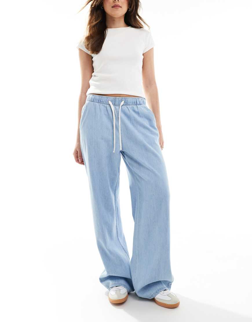 Stradivarius - Lange Jeanshose in Hellblau von Stradivarius