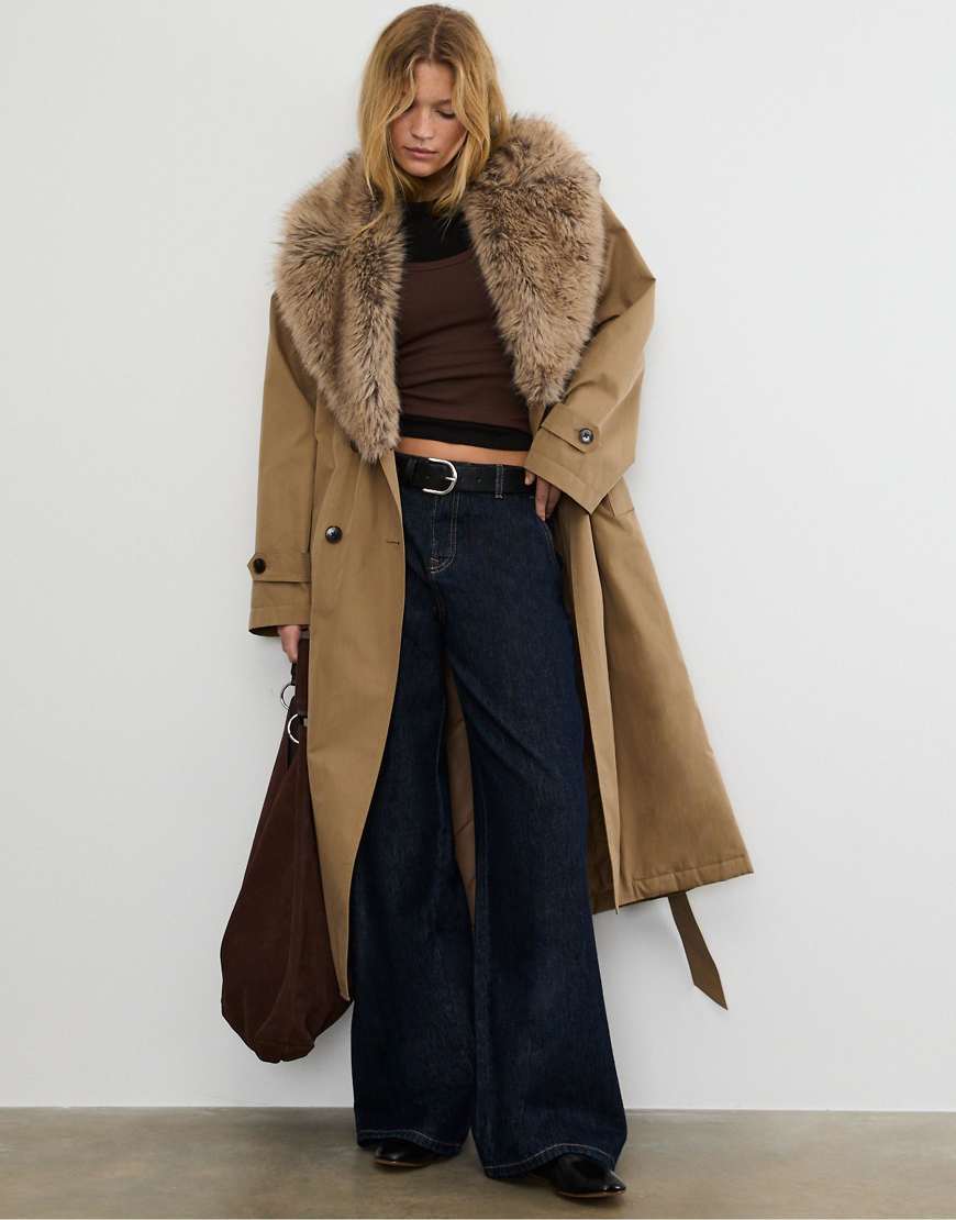 Stradivarius - Langer, gesteppter Trenchcoat in Beige mit Kunstpelzdetail-Neutral von Stradivarius