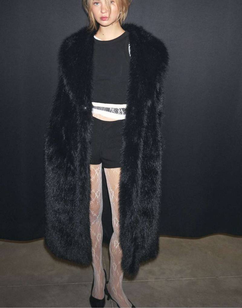 Stradivarius - Langer Mantel aus Kunstpelz in Schwarz von Stradivarius