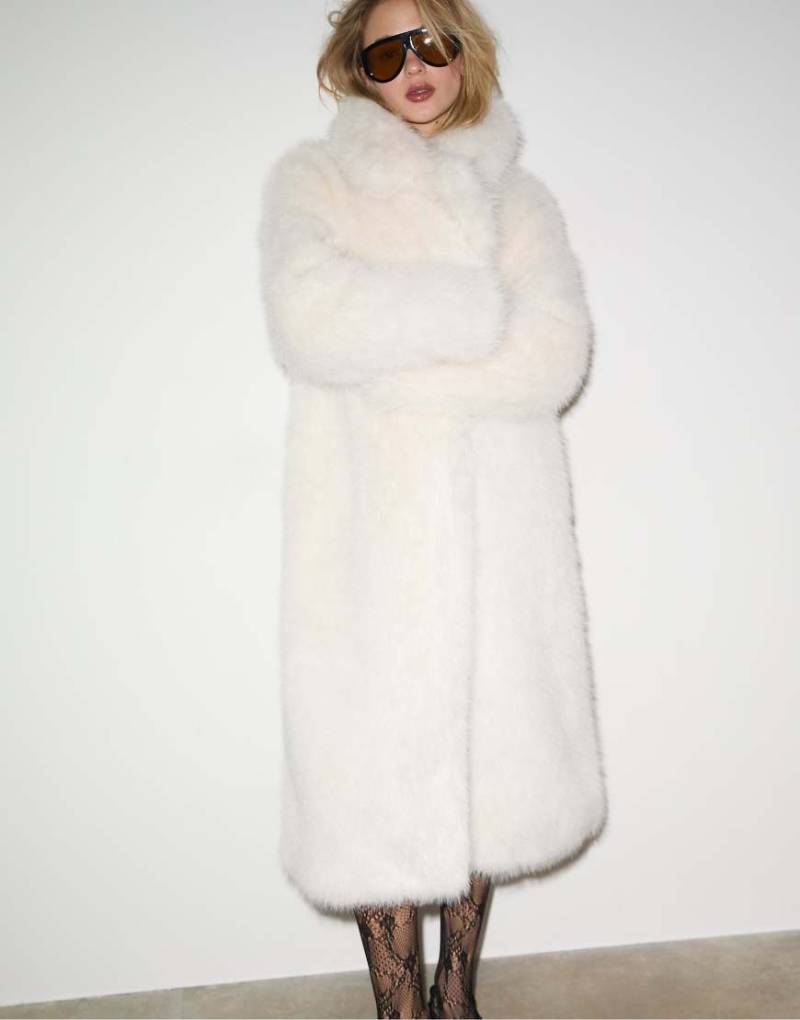 Stradivarius - Langer Mantel aus zotteligem Kunstpelz in Ecru-Weiß von Stradivarius