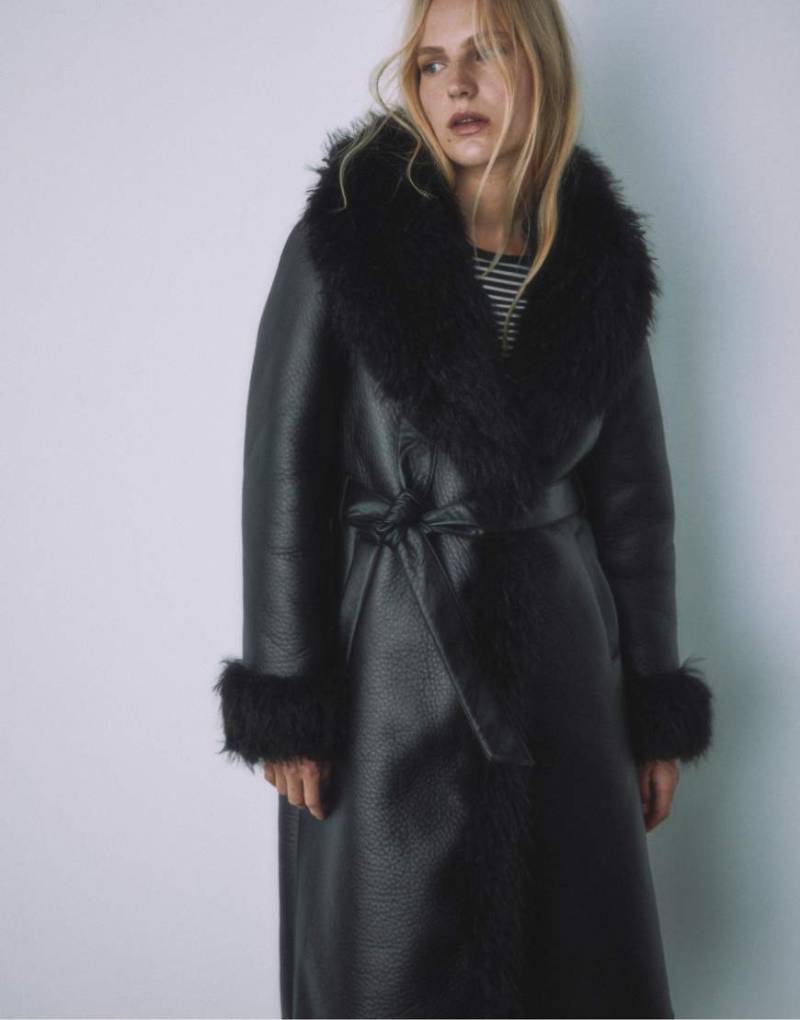 Stradivarius - Langer Mantel in Schwarz mit Kunstpelz-Detail von Stradivarius