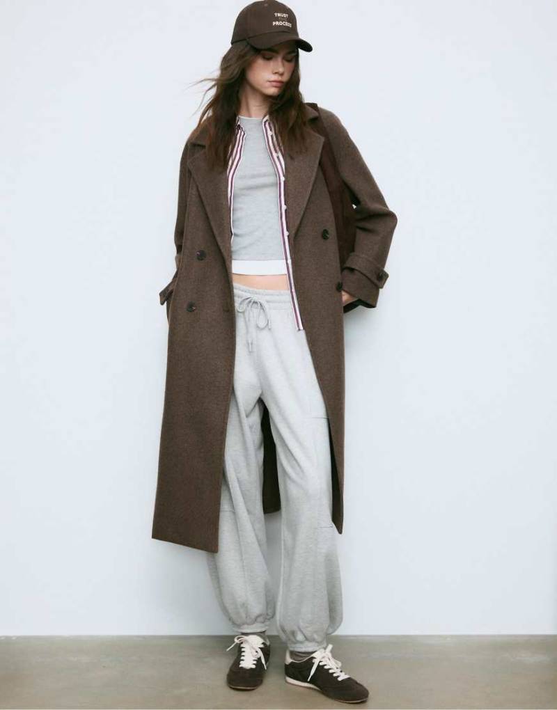 Stradivarius - Langer Oversize-Mantel in Braun-Brown von Stradivarius