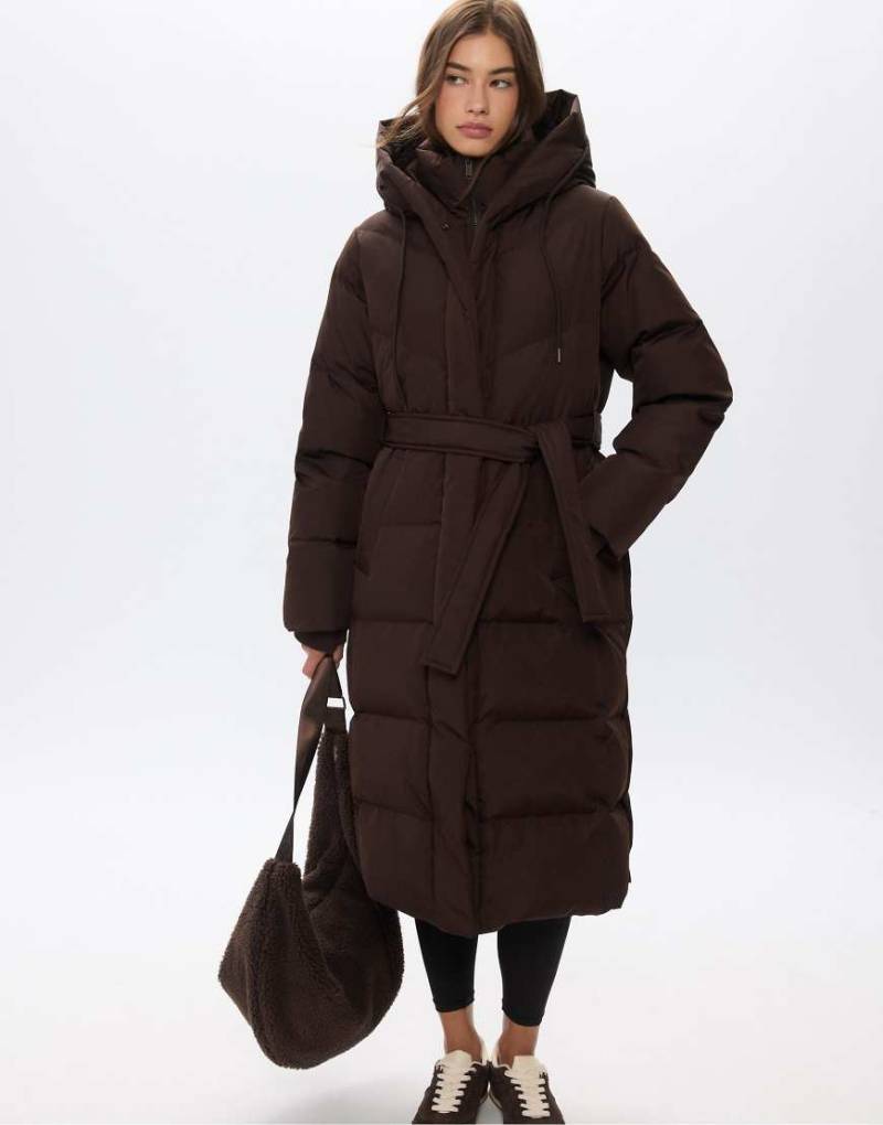 Stradivarius - Langer Puffer-Daunenmantel in Braun mit Bindeband-Brown von Stradivarius