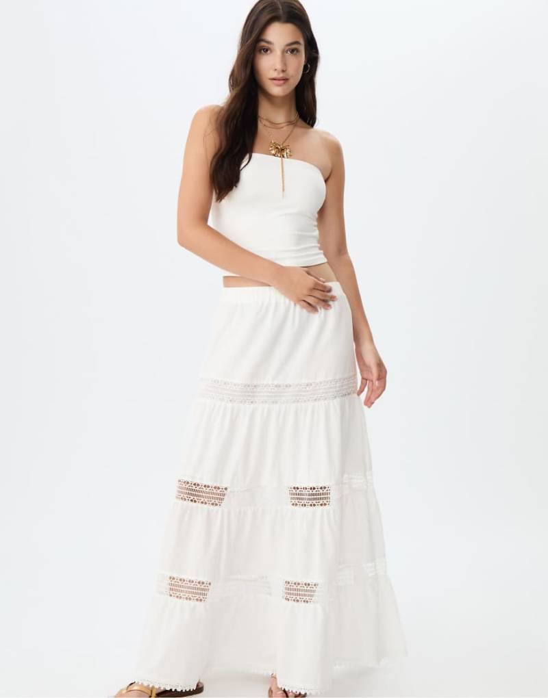 Stradivarius - Langer Rock in Weiß mit Spitzenbahnen von Stradivarius