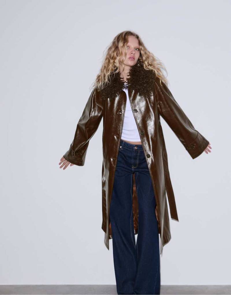 Stradivarius - Langer Trenchcoat aus Kunstleder in Braun-Brown Stradivarius - Langer Trenchcoat aus Kunstleder in Braun-Brown von Stradivarius