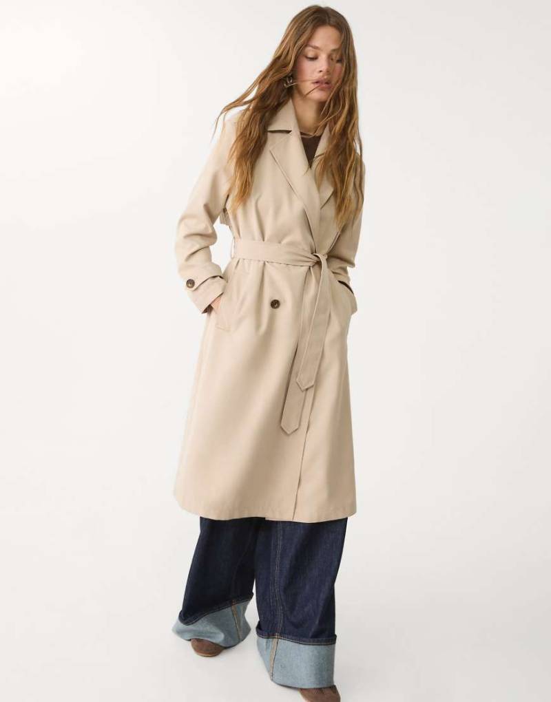 Stradivarius - Langer Trenchcoat in Sandbeige-Weiß von Stradivarius