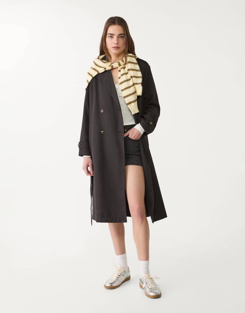 Stradivarius - Langer Trenchcoat in Schwarz von Stradivarius