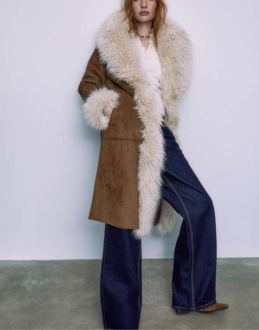 Stradivarius - Langer brauner Mantel mit Kunstpelz-Besatz im Used-Look-Brown von Stradivarius
