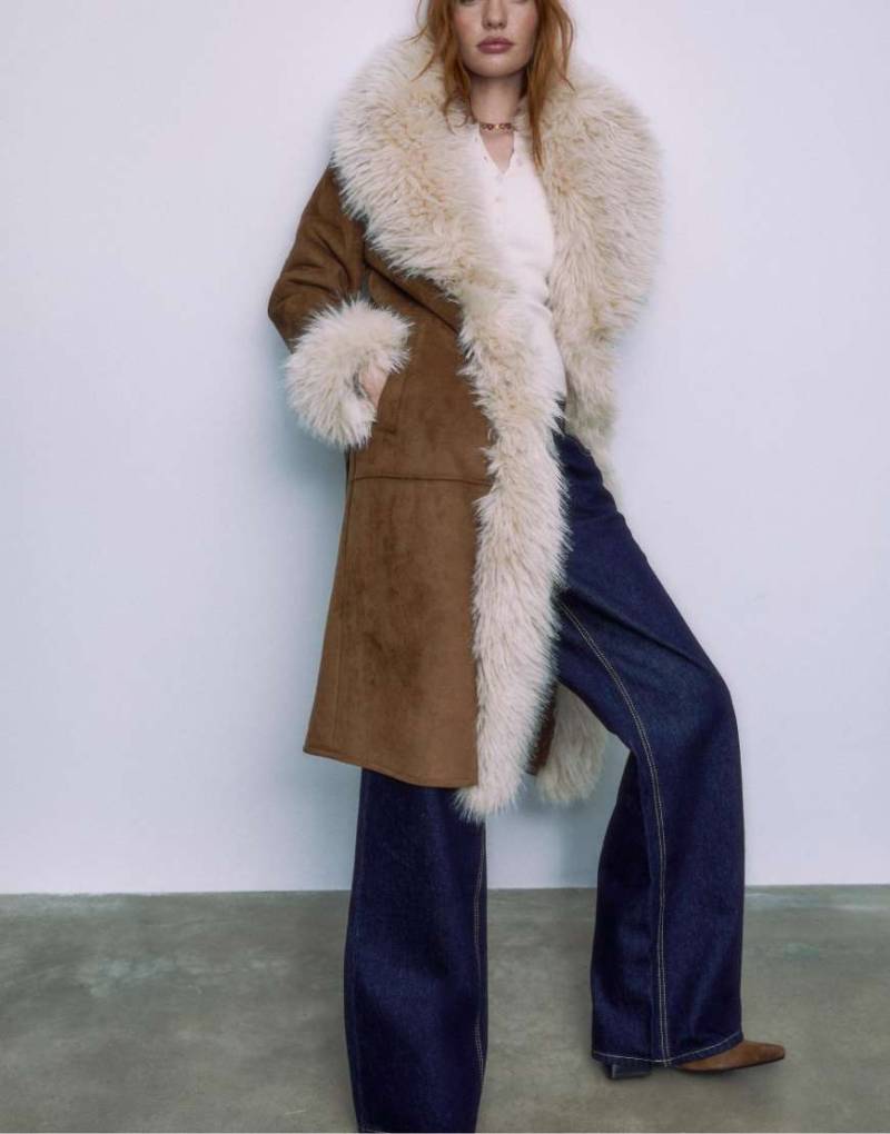 Stradivarius - Langer brauner Mantel mit Kunstpelz-Besatz im Used-Look-Brown von Stradivarius