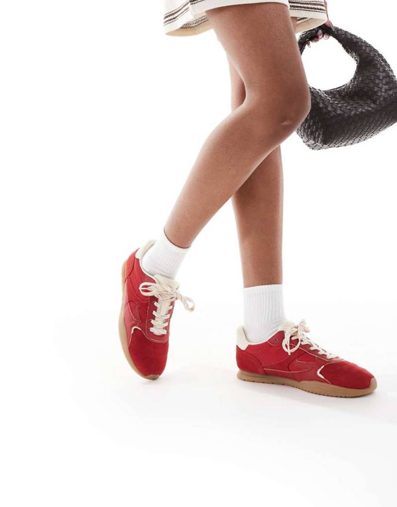 Stradivarius - Lauf-Sneaker aus Wildleder in Rot von Stradivarius