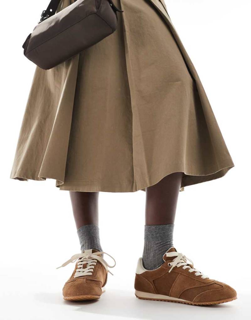 Stradivarius - Lauf-Sneaker aus weichem Leder in Braun von Stradivarius