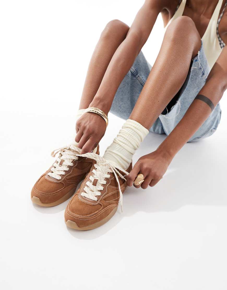 Stradivarius - Laufschuhe aus Veloursleder in Braun von Stradivarius