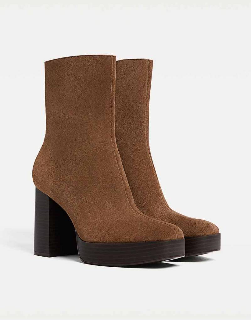 Stradivarius - Leder-Stiefeletten in Braun mit hohem Absatz-Brown von Stradivarius