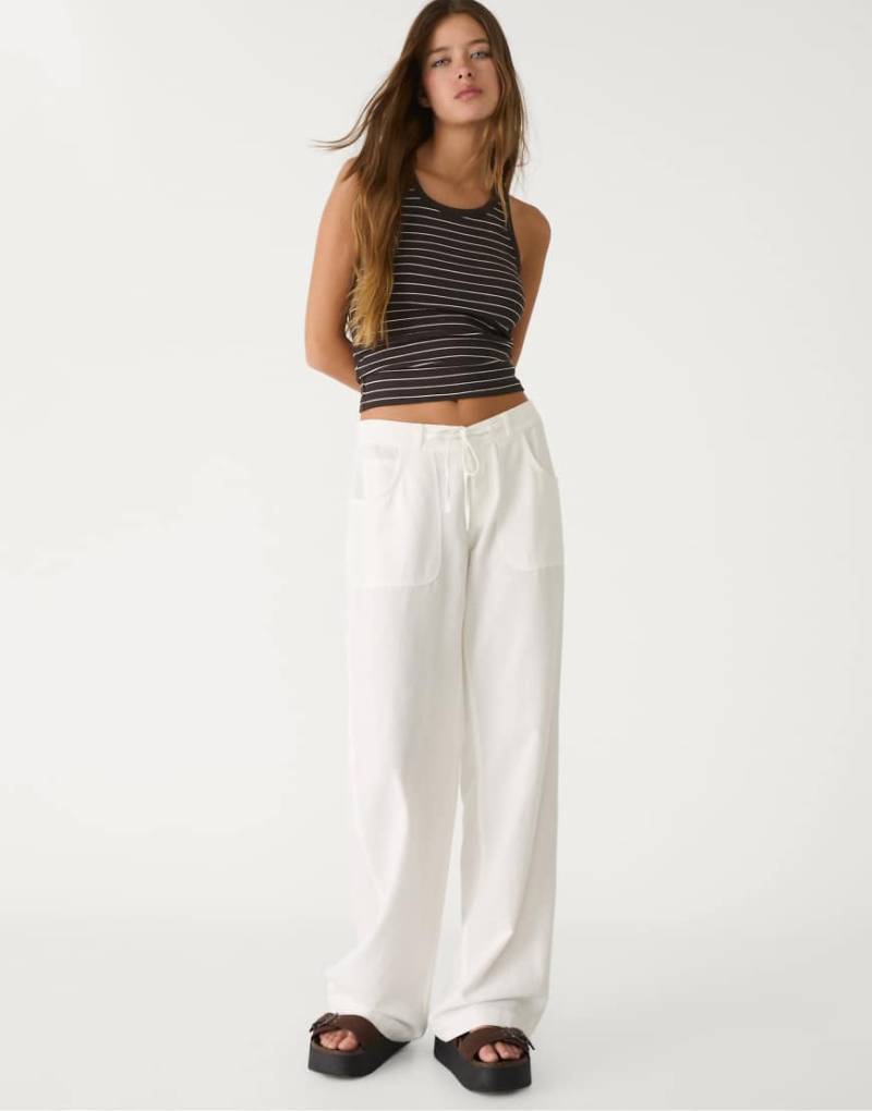 Stradivarius - Leinenmix-Hose in Weiß mit Tasche von Stradivarius