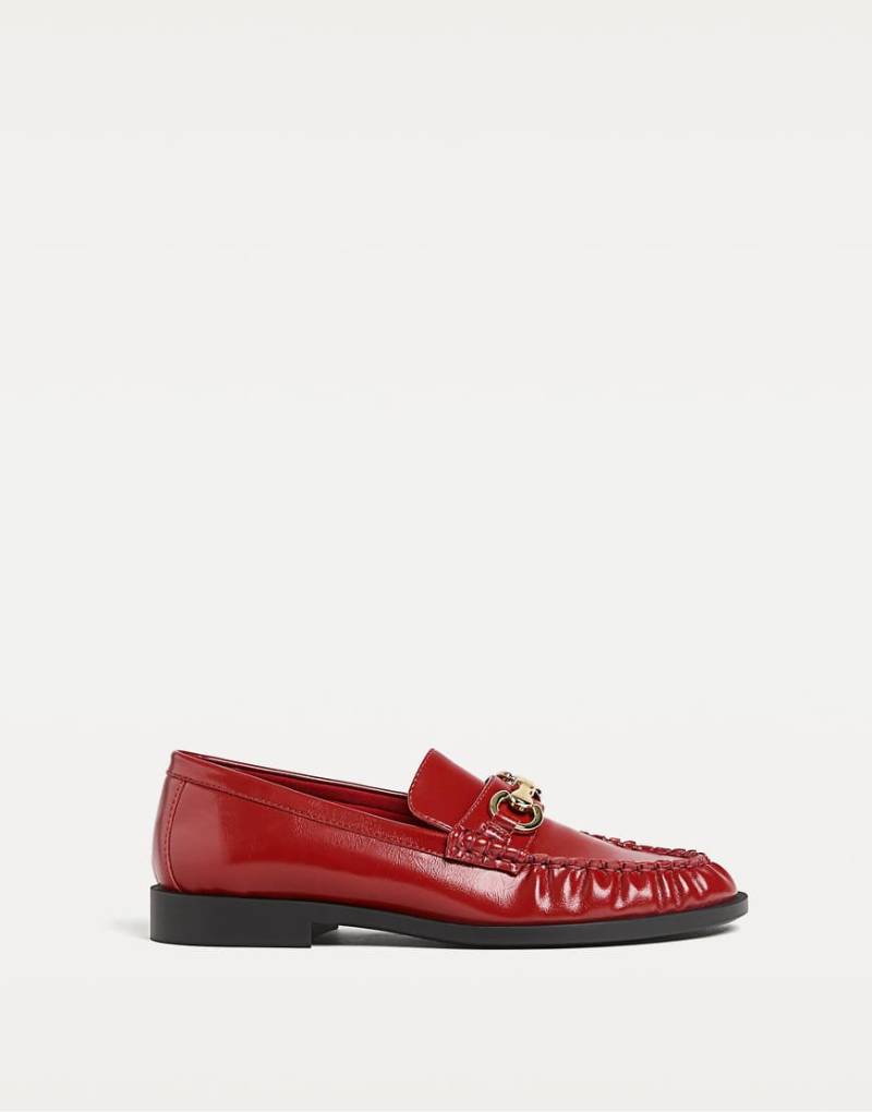 Stradivarius - Loafer in Rot mit dekorativen Details von Stradivarius