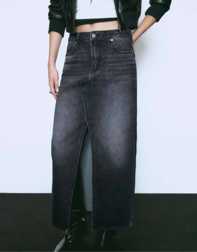 Stradivarius - Locker geschnittener Midi-Jeansrock in verwaschenem Schwarz von Stradivarius
